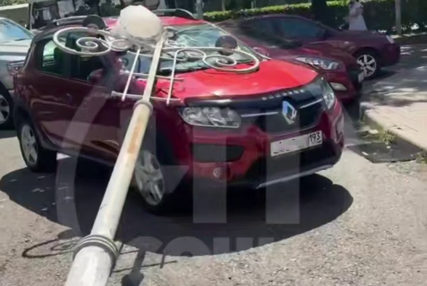 В Сочи ржавый столб рухнул на припаркованный автомобиль