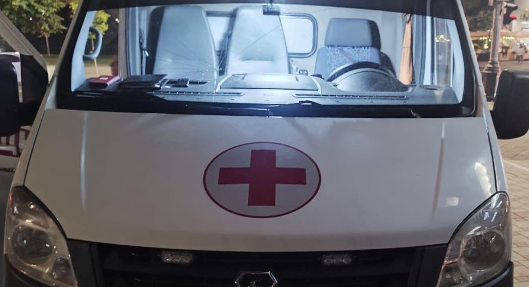 В Краснодаре сочинец разбил лобовое стекло автомобиля скорой помощи