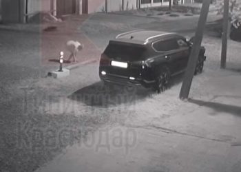 В Краснодаре женщина забросала камнями машину