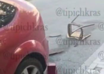 В Краснодаре неизвестный выбросил из окна стул и разбил стекло авто