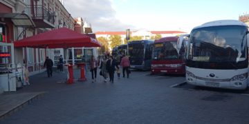 Молодые матери устроили посиделки с алкоголем на детской площадке в Краснодаре