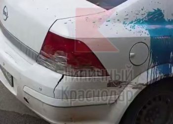 В Краснодаре неизвестные облили зеленкой машину