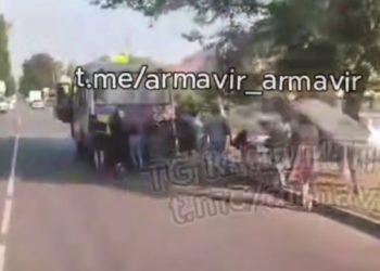 На Кубани пассажирам пришлось толкать автобус