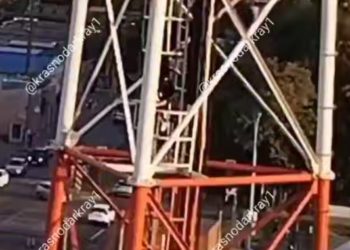 В Краснодаре дети пытались залезть на телевышку