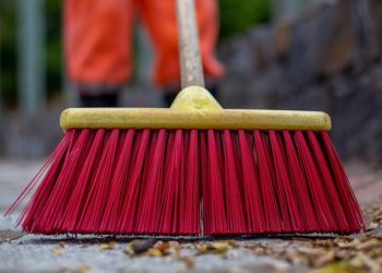 Снявшие клип на фоне пожара помогли в уборке завалов в Сочи