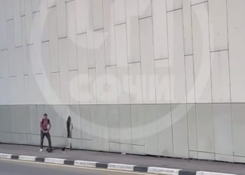 В Сочи самокатчик подрался с воздухом и повредил опорную стену