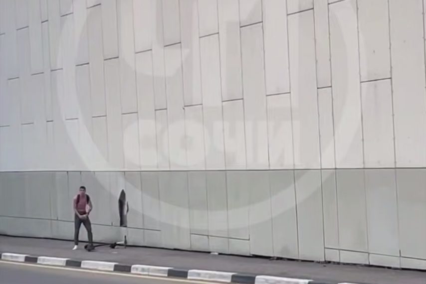 В Сочи самокатчик подрался с воздухом и повредил опорную стену