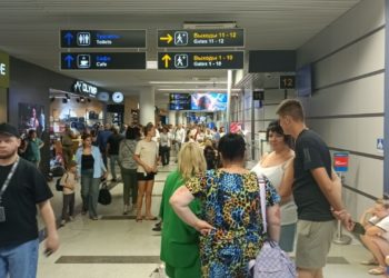 «Кафе опустели к утру»: в аэропорту Сочи закончилась еда для пассажиров