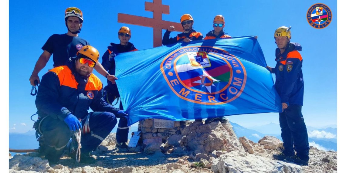 Спасатели Сочи подняли флаг на вершине горы Фишт