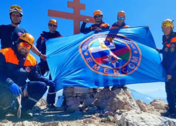 Спасатели Сочи подняли флаг на вершине горы Фишт