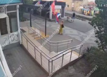 В Краснодаре женщина сорвала флаг России со здания поликлиники