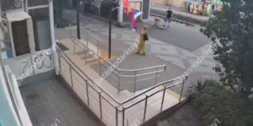 В Краснодаре женщина сорвала флаг России со здания поликлиники