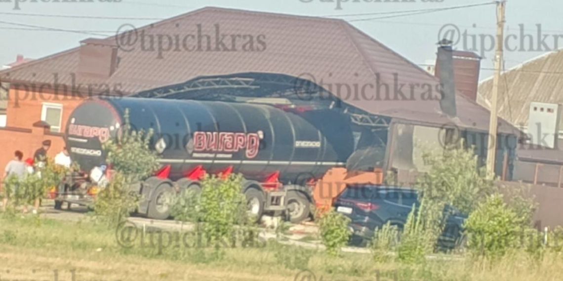 Фура врезалась в жилой дом в Абинске