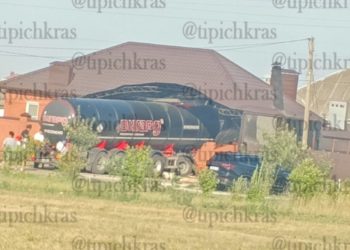 Фура врезалась в жилой дом в Абинске