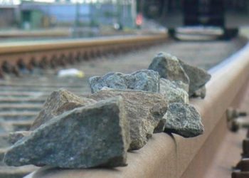 В Армавире 14-летний подросток выложил камни на рельсы