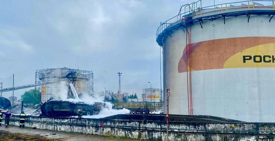 Появились кадры тушения нефтебазы в Сочи, пожарные применили пенную атаку