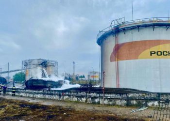 Появились кадры тушения нефтебазы в Сочи, пожарные применили пенную атаку