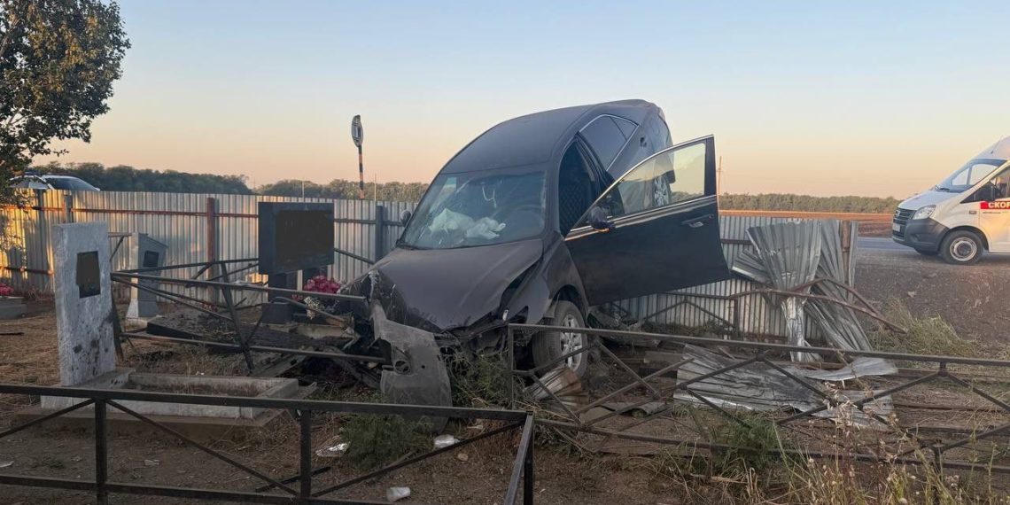 Привет с того света: утром на Кубани искореженную иномарку нашли среди могил