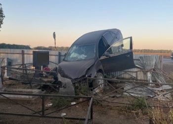 Привет с того света: утром на Кубани искореженную иномарку нашли среди могил