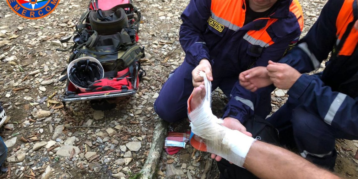 В Сочи мужчину с переломом ноги спасли на маршруте к Агурским водопадам