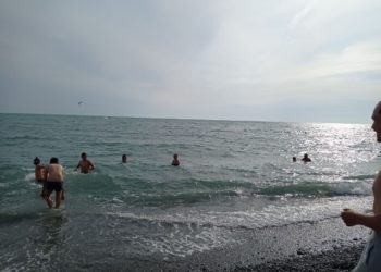 Дроны ВСУ атакуют Сочи, а люди продолжают купаться на пляжах под вой сирен