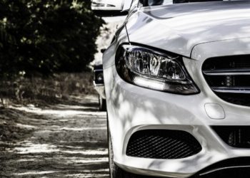 В Новороссийске пьяный молодой человек прыгал на капоте авто