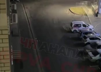 В Анапе мужчина чуть не попал выброшенным из окна мусором в авто