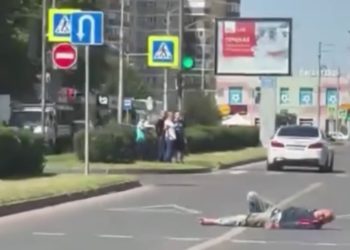 В Краснодаре мужчина лежал прямо на дороге