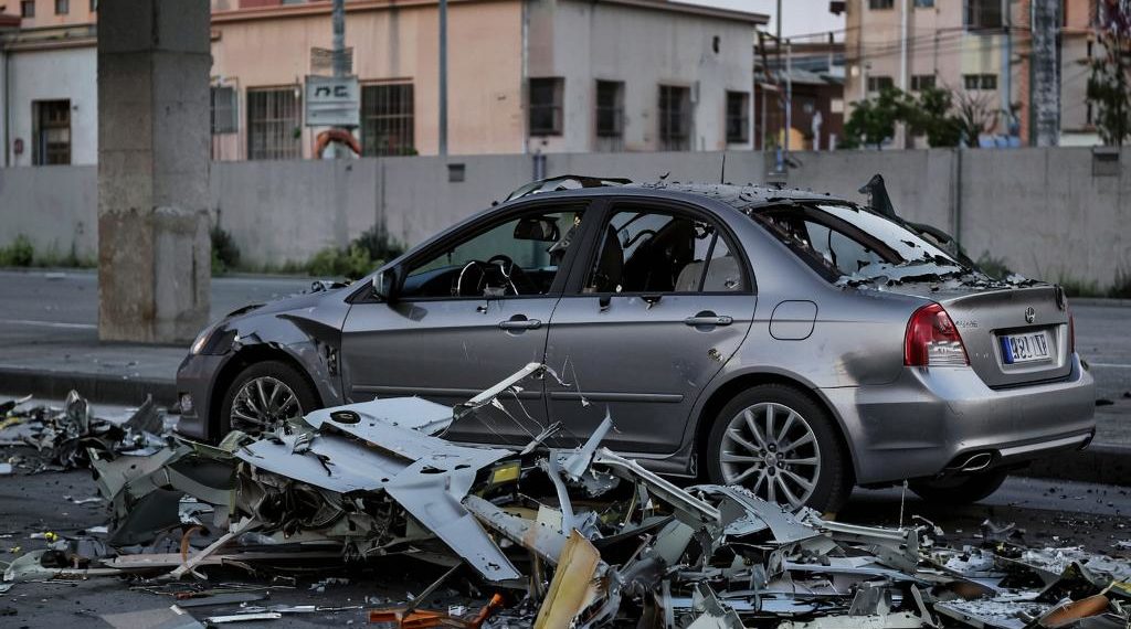 Момент падения обломков БПЛА на автомобиль с женщиной на Кубани попал на видео