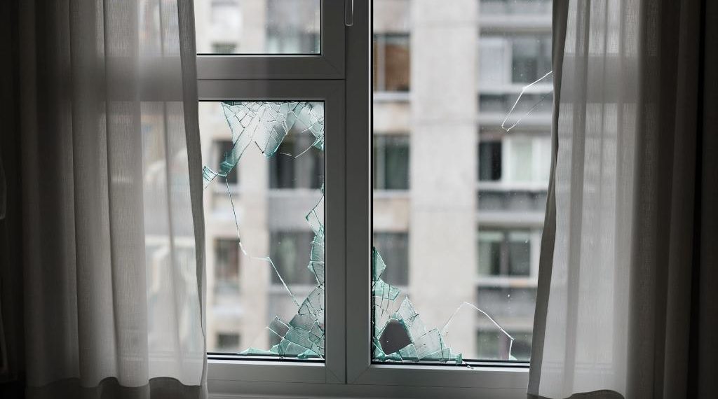 «Kub Mash»: в Дагомысе обломок беспилотника повредил окно квартиры