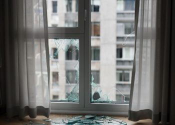 «Kub Mash»: в Дагомысе обломок беспилотника повредил окно квартиры