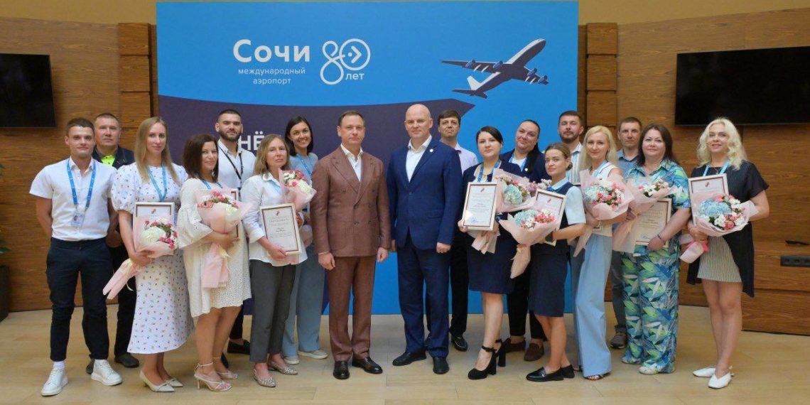 Мэр Сочи поздравил сотрудников аэропорта с Днём воздушного флота России