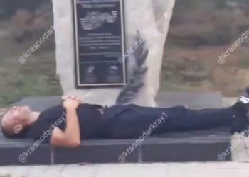 В Анапе мужчина лежал на памятнике воинам-спортсменам