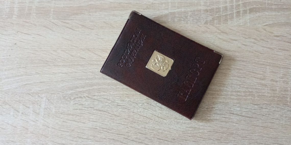 На Кубани ищут мужчину, уничтожившего на камеру российский паспорт