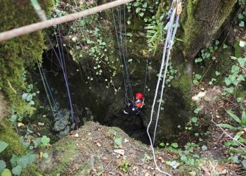 Спасатели поднимут из сочинской пещеры Бережного 200 кубометров мусора
