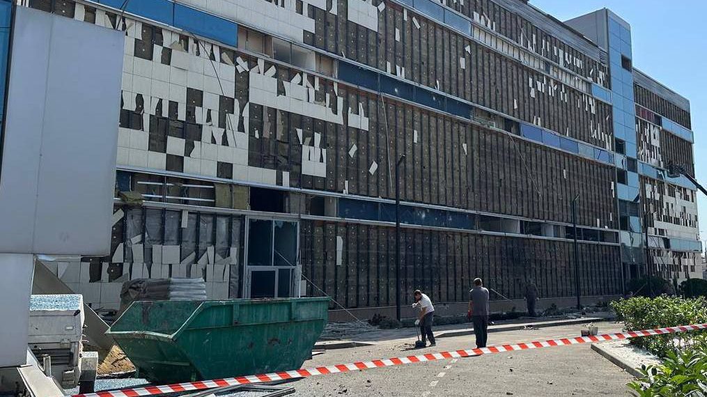 В Краснодаре взрывная волна повредила фасад «Сити-Центра», ТРК не работает