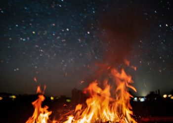 В Сочи в результате атаки БПЛА снова вспыхнул гаражный кооператив