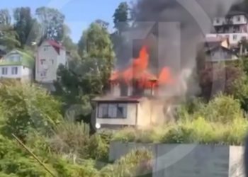 В результате пожара в Сочи пострадала женщина