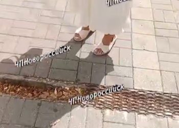 В Новороссийске женщина упала и поранила руку о незакрепленную решетку