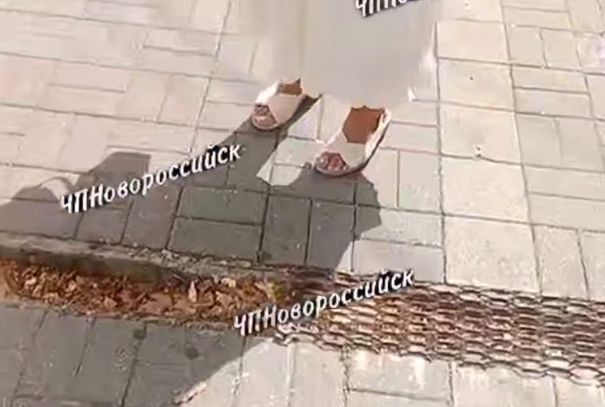 В Новороссийске женщина упала и поранила руку о незакрепленную решетку