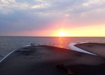 В Сочи двух девушек на сапбордах унесло в Черное море