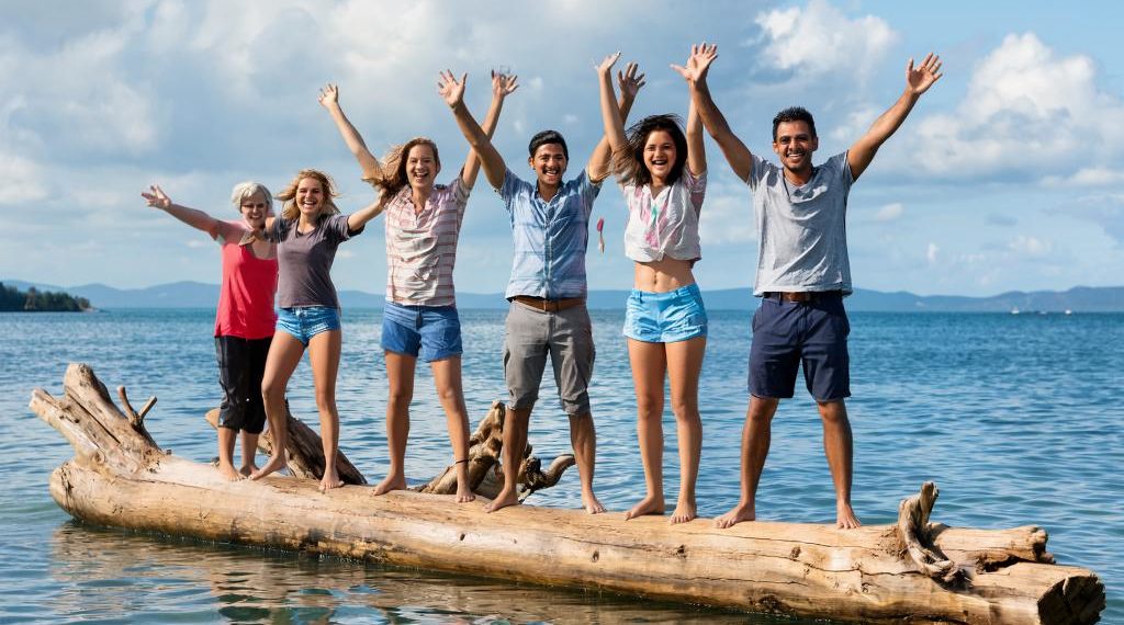 Туристы рядом с Сочи нашли необычное применение бревнам после потопа