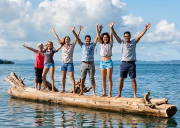 Туристы рядом с Сочи нашли необычное применение бревнам после потопа