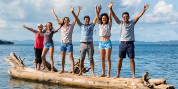 Туристы рядом с Сочи нашли необычное применение бревнам после потопа