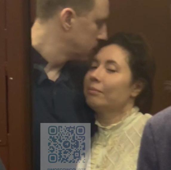 Суд опубликовал трогательные кадры объятий экс-мэра Сочи и его жены