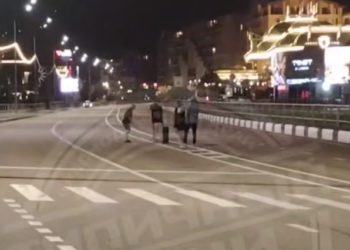 В Сочи компания молодых людей устроила дискотеку прямо на дороге