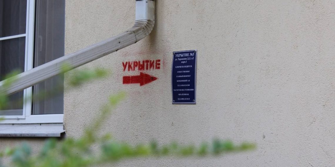 В Лазаревском районе Сочи устанавливают указатели «Укрытие» на МКД