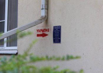 В Лазаревском районе Сочи устанавливают указатели «Укрытие» на МКД