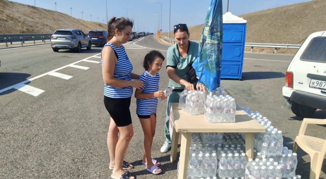 На подъездах к Крымскому мосту на Кубани организовали две точки выдачи воды