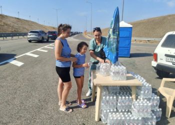 На подъездах к Крымскому мосту на Кубани организовали две точки выдачи воды